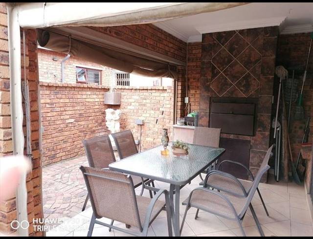 2 BEDROOM TOWNHOUSE FOR SALE IN BARTLETT